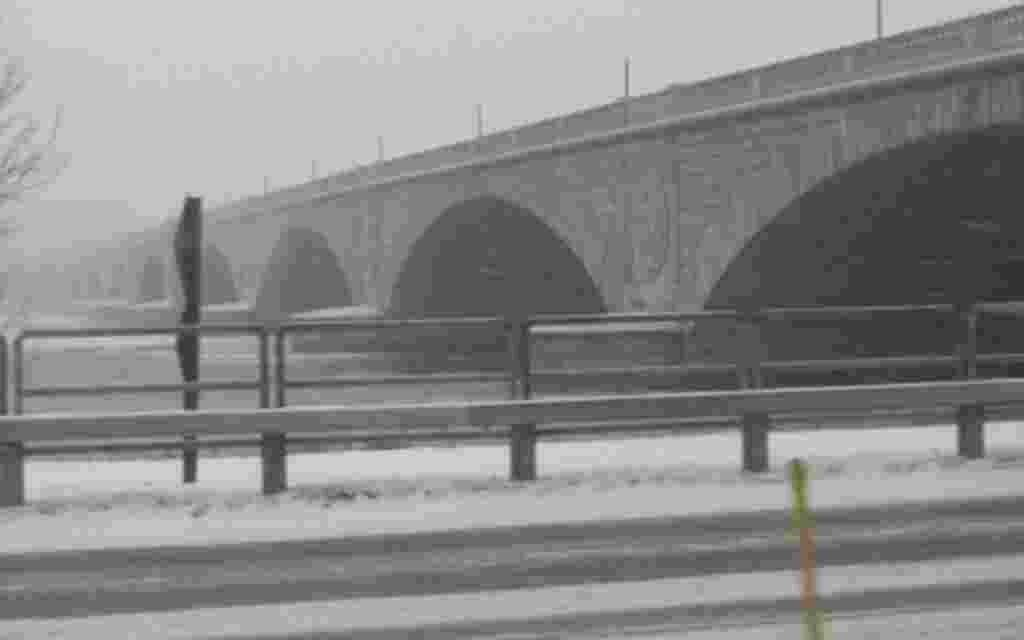 Washington se tiñe de blanco bajo una escasa capa de nieve.