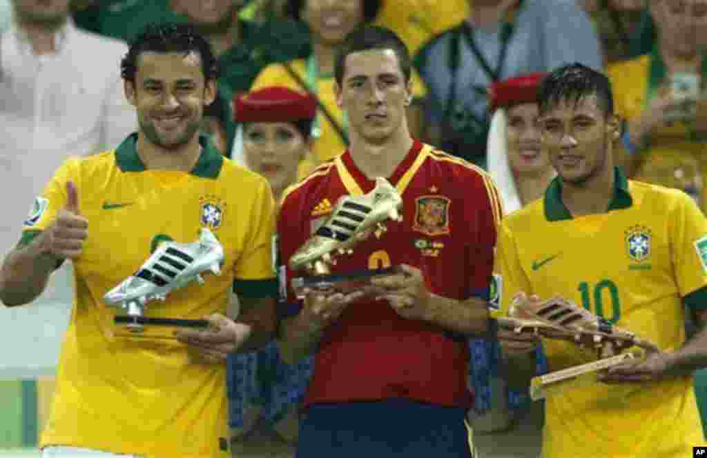 Golden boot winner Spain's Fernando Torres is flanked by silver boot winner Fred from Brazil, left, and bronze boot winner Neymar, right, after Brail won the soccer Confederations Cup final between Brazil and Spain at the Maracana stadium in Rio de Janeir