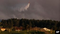 Temperaturas récord y fuertes vientos son los peores enemigos de los bomberos que luchan por apagar el fuego que ya está destruyendo miles de viviendas.