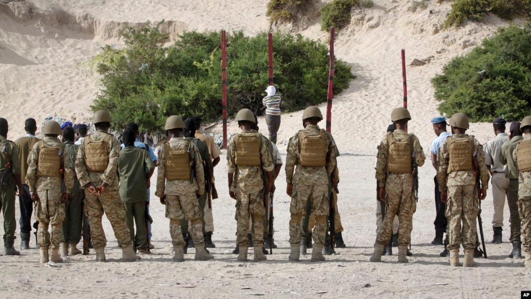 Hassan Hanafi Haji, giữa, một cựu nhà báo Somalia có liên hệ với al-Shabaab bị xử tử ở thủ đô Mogadishu hôm 11/4/2016.