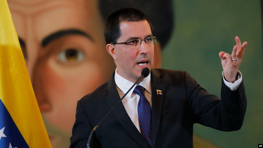 Arreaza aseguró que estos comentarios se traducen "en soterraneos apoyos a los actores políticos violentos que han atentado contra la estabilidad". Foto AP