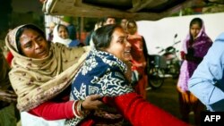 ভারতের প্রয়াগরাজে মহা কুম্ভ মেলায় পদপিষ্ট হয়ে অন্তত ৩০জন মারা যাওয়ার পর শোকার্ত মানুষ আত্মীয়স্বজনের মরদেহ গ্রহণ করতে যাচ্ছে। ফটোঃ ৩০ জানুয়ারি, ২০২৫। 