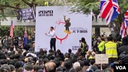 香港民眾集會促政改 集會中途被中斷 警方釋放催淚彈 。