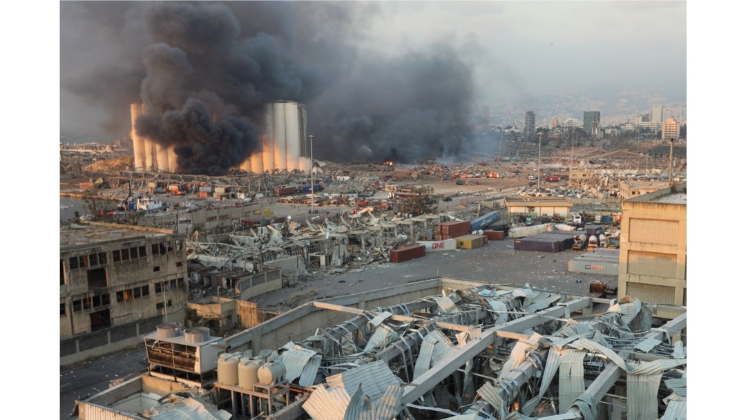 Humo sale del lugar donde se registró la explosión en el área protuaria de Beirut, Líbano.