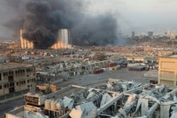 Humo sale del lugar donde se registró la explosión en el área protuaria de Beirut, Líbano.