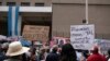 ARCHIVO - Manifestantes protestan frente a la Fiscalía General en la ciudad de Guatemala, el miércoles 18 de octubre de 2023.