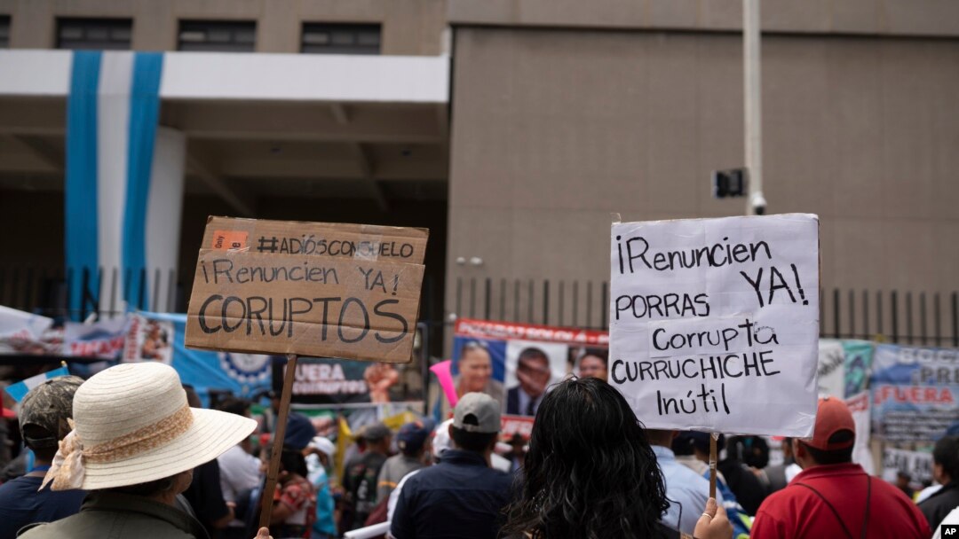 ARCHIVO - Manifestantes protestan frente a la Fiscalía General en la ciudad de Guatemala, el miércoles 18 de octubre de 2023.