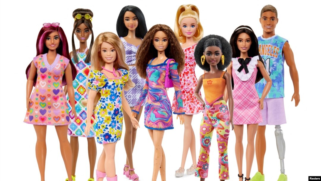 La nueva muñeca Barbie con síndrome de Down se ve junto con el grupo Barbie Fashionista, en esta imagen sin fecha. Mattel/Folleto a través de REUTERS