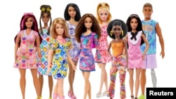 La nueva muñeca Barbie con síndrome de Down se ve junto con el grupo Barbie Fashionista, en esta imagen sin fecha. Mattel/Folleto a través de REUTERS