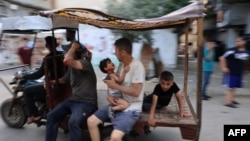 Vozač žuri da preveze žrtve nakon izraelskog bombardovanja izbjegličkog kampa al-Bureij u središnjem pojasu Gaze 8. jula 2024. godine, usred sukoba koji je u toku između Izraela i palestinske militantne grupe Hamas.