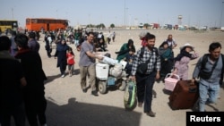 مهاجرین افغان حین عبور از مرز ایران به افغانستان