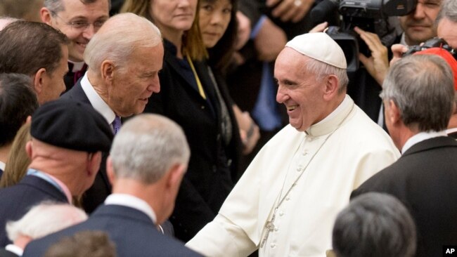 조 바이든 미국 대통령(왼쪽)이 부통령 시절인 지난 2016년 4월 바티칸에서 프란시츠코 교황과 만났다.