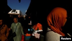 ARCHIVES - Des femmes marchent dans la médina de Rabat, au Maroc, le 12 février 2023. 