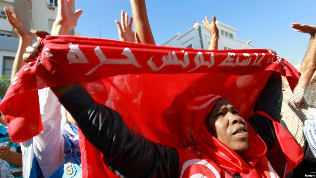 Seorang pengunjuk rasa anti pemerintah melakukan protes menuntut dibubarkannya pemerintahan Islam di Sfax, 170 mil (270 km) di tenggara Tunis, Tunisia (26/9/2013)