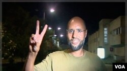 Foto Saif al-Islam Gaddafi di Tripoli, 23 Agustus yang lalu. Putra tertua mendiang Gaddafi ini diyakini sedang melarikan diri ke Niger (foto:dok).