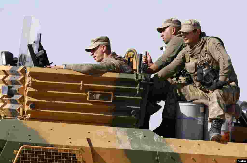 Turkish soldiers patrol the Turkish-Syrian border near the southeastern town of Suruc in Sanliurfa province, Oct. 7, 2014.