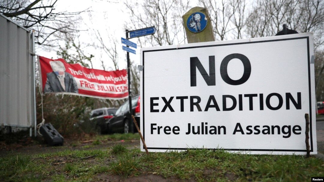 Sebuah pesan yang dipasang di depan gedung pengadilan "Woolwich Crown" menjelang sidang ekstradisi Julian Assange di London, Inggris, 24 Februari 2020. 