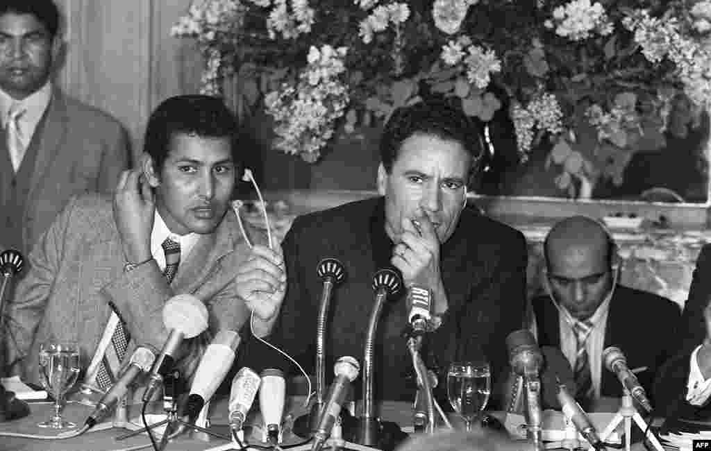 Libyan leader Moammar Gadhafi(C) speaks at a press conference 25 November 1973 in Paris, (AFP).