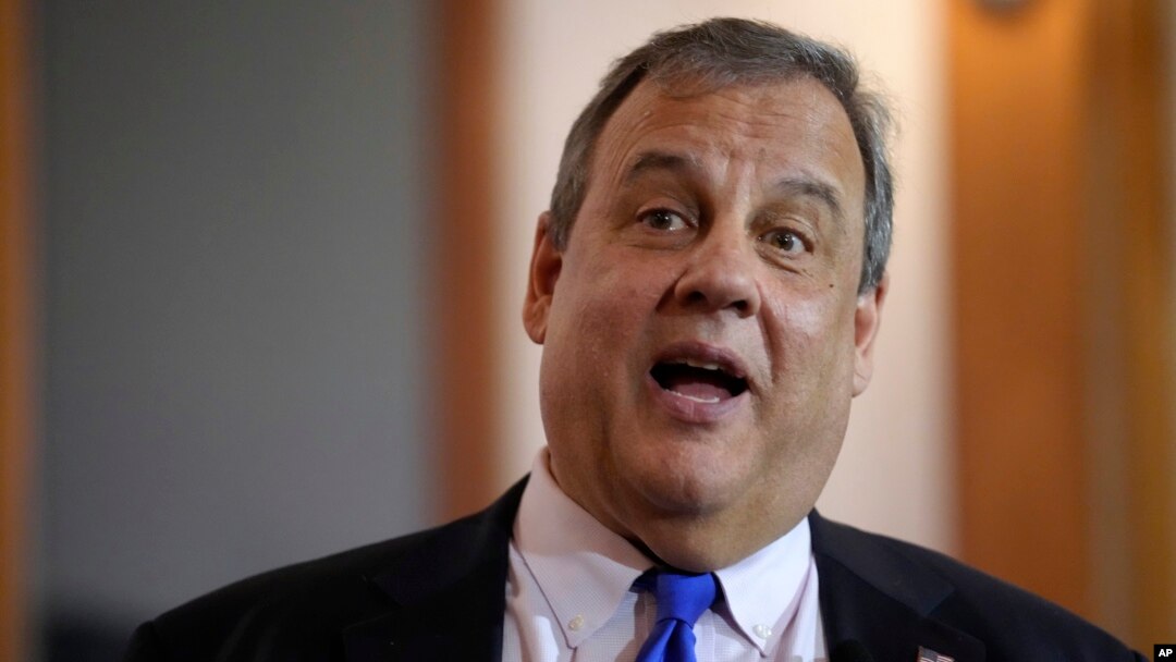 Chris Christie, kandidat za republikansku predsedničku nominaciju, na skupu sa biračima u New Hampshireu, 10. januara 2024. (Foto: AP/Robert F. Bukaty)
