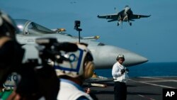 Sebuah jet tempur F/A-18 mendarat di geladak kapal pembawa pesawat USS Abraham Lincoln yang tengah berlayar di Laut Arab, pada 3 Juni 2019. (Foto: AP/Jon Gambrell) 