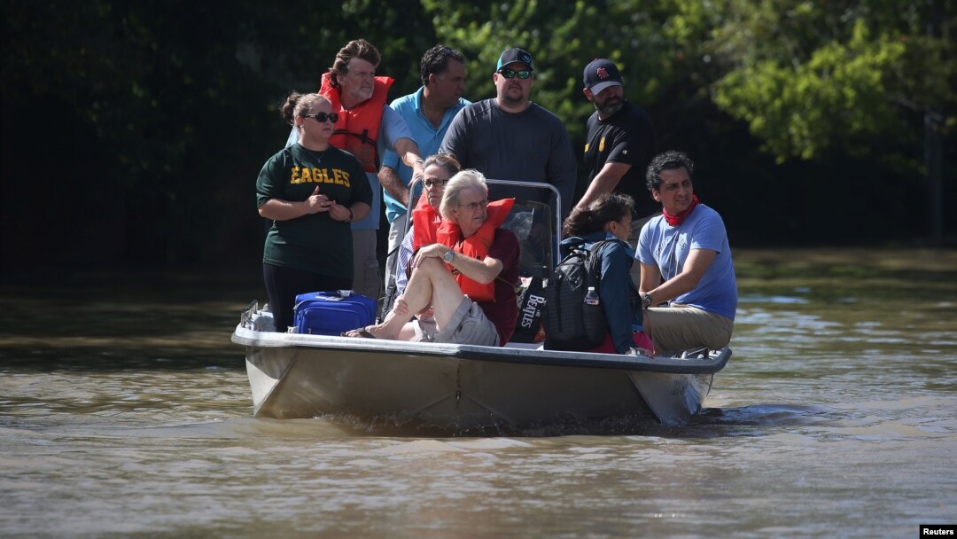 Warga yang dievakuasi dari rumahnya di Houston, Texas, Rabu (30/8). 