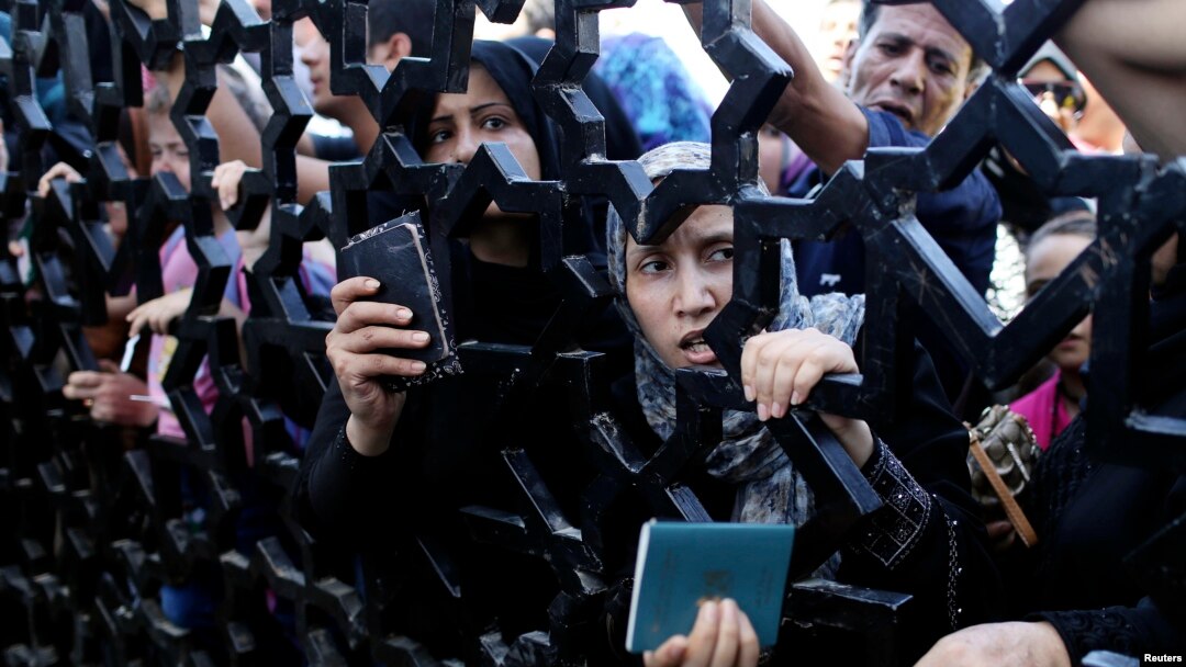 Warga Jalur Gaza, Palestina dengan membawa paspor mereka, antri di perbatasan Rafah, untuk berusaha masuk ke wilayah Mesir (foto: dok).