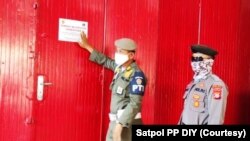 Petugas menyegel ruang usaha yang tetap buka di tengah PPKM Darurat di Yogyakarta. (Foto: Courtesy/Satpol PP DIY)