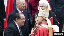 El cardenal Donald Wuerl, Arzobispo de Washington, conversa con los magistrados de la Corte Suprema Antonin Scalia (izquierda) y su esposa Maureen y Anthony Kennedy (centro) y su esposa Mary Davis, a la salida de la catedral de San Mateo.