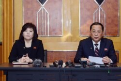 리용호 북한 외무상과 최선희 외무성 제1부상이 지난해 2월 베트남 하노이에서 2차 미-북 정상회담 결렬에 대한 북한의 입장을 밝히는 긴급 기자회견을 했다.