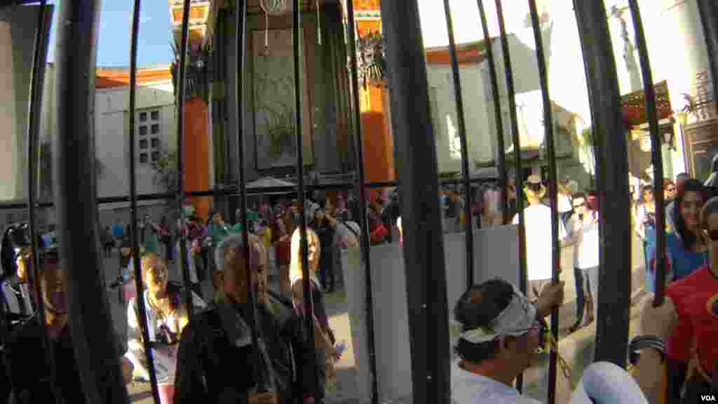中国戏院前的游客是囚笼表演的观众（美国之音国符拍摄）