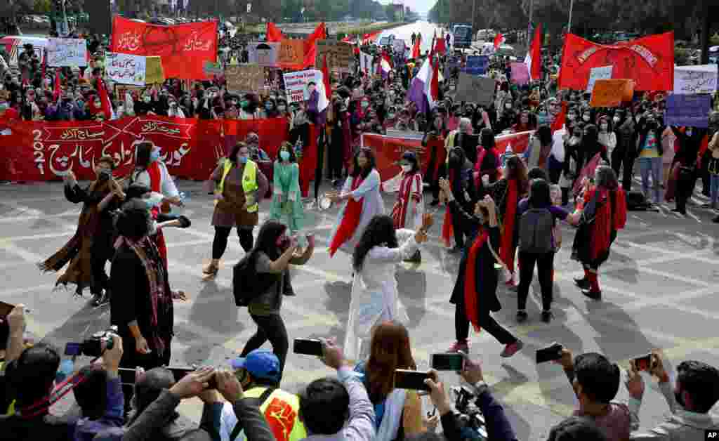 رقص تعدادی از فعالان حقوق زنان از جمله اعضای جبهه دمکراتیک زنان در راهپیمایی‌ به مناسبت روز جهانی زن در اسلام آباد، پاکستان