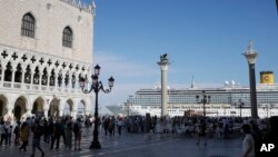 In questa foto d'archivio, una nave salpa in Piazza San Marco, Venezia, Italia, domenica 2 giugno 2019.) AP Photo / Luca Bruno)