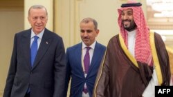 Putra Mahkota Arab Saudi Mohammed bin Salaman (kanan) menyambut Presiden Turki Recep Tayyip Erdogan (kiri) di Jeddah, 17 Juli 2023. (Istana Kerajaan Saudi via AFP)