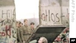 Những người lính canh phía Đông Đức kéo đổ một phần của bức tường Berlin, 11/11/1989