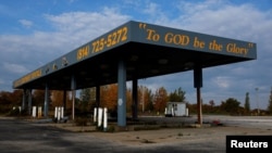 Tempat penggantian ban yang tutup di Erie County, Pennsylvania, kawasan yang diperebutkan oleh kandidat presiden Amerika serikat dari kedua kubu, Demokrat dan Republik, 23 Oktober 2024. (Shannon Stapleton/REUTERS)