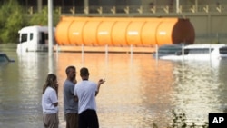 Personas observan la inundación de una carretera importante en Dubai, Emiratos Árabes Unidos, el miércoles 17 de abril de 2024.