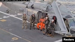 انتقال فضانوردان به ناو یواس‌اس جان پی. مورتا