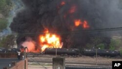 Varios trenes transportando petróleo han descarrilado durante el último año.