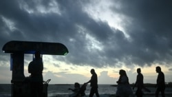 Sejumlah warga tampak berjalan-jalan di Pantai Galle Face di Colombo, Sri Lanka, pada 24 September 2024. (Foto: AFP/Idrees Mohammed)