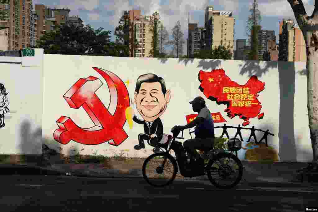 2018年9月28日，上海一条街上的宣传画，包括习近平的漫画形象、中共党徽和中国地图，还有文字“民族团结，社会稳定，国家统一”