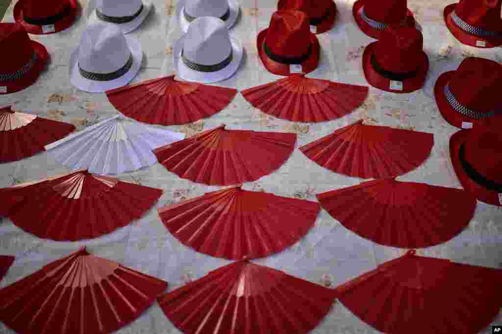 بادبزنها و کلاه ها در حاشیه یک فستیوال در شمال اسپانیا.&nbsp;