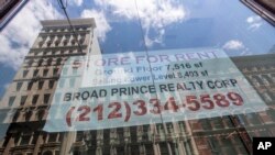 지난 7일 미국 뉴욕 맨하탄 소호 거리의 상점에 임대 광고문이 부착돼 있다. 미국에서 3월 신종 코로나바이러스 감염증(COVID-19) 확산 여파로 경제활동이 중단된 이후 10주 동안 총 4 천만 명 이상이 일자리를 잃었다.