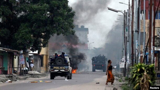 Des policiers congolais passent devant des barricades lors d'une manifestations dans les rues de Kinshasa, en RDC, le 20 décembre 2016.