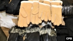 美国海关和边境保护局宣布在洛杉矶/长滩海港扣押源自新疆涉嫌为强迫劳动产品的一批女式皮手套。(2020年10月15日)