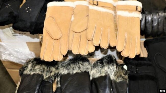 美国海关和边境保护局宣布在洛杉矶/长滩海港扣押源自新疆涉嫌为强迫劳动产品的一批女式皮手套。(2020年10月15日)