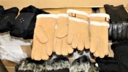 资料照片：美国海关和边境保护局宣布在洛杉矶/长滩海港扣押源自新疆涉嫌为强迫劳动产品的一批女式皮手套。(2020年10月15日)