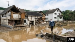 德國西部巴特諾因阿爾地方的洪水沖毀了民房。 （2021年7月15日）