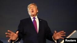 도널드 트럼프 대통령이 11일 매릴랜드주 앤드루스 합동기지에 도착한 후 언론과 대화하고 있다. (로이터/케빈 라마르크)