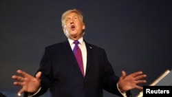 دونالد ترامپ، رئیس جمهوری ایالات متحده، پس از ورود به پایگاه مشترک اندروز، ایالت مریلند، آمریکا، در ۲۰ اسفند ۱۴۰۴ با رسانه‌ها صحبت می‌کند. رویترز/کوین لامارک