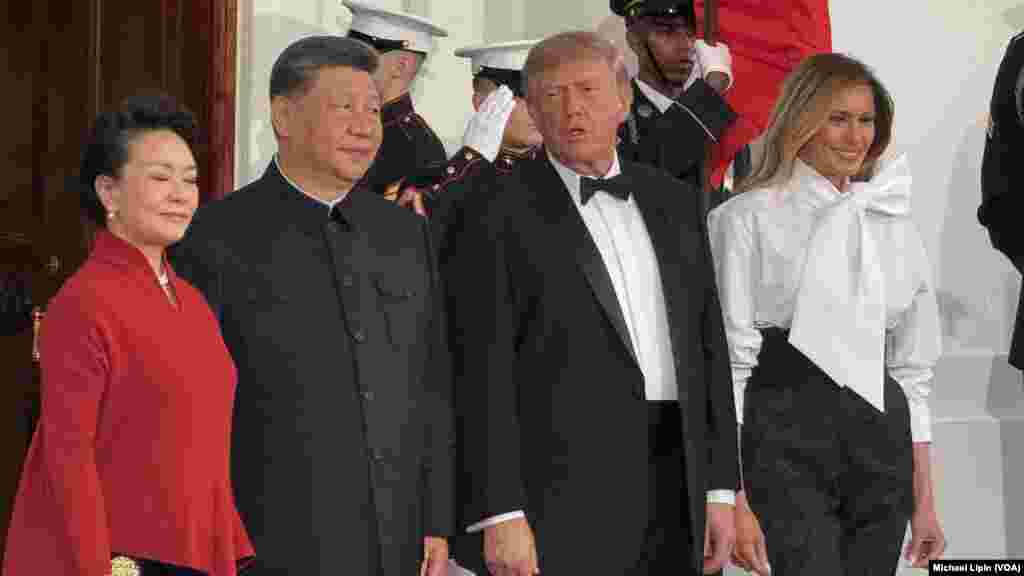 美国总统唐纳德·特朗普与第一夫人梅拉尼娅·特朗普在白宫欢迎中国国家主席习近平及夫人彭丽媛出席白宫国宴。(美国之音记者利平拍摄)